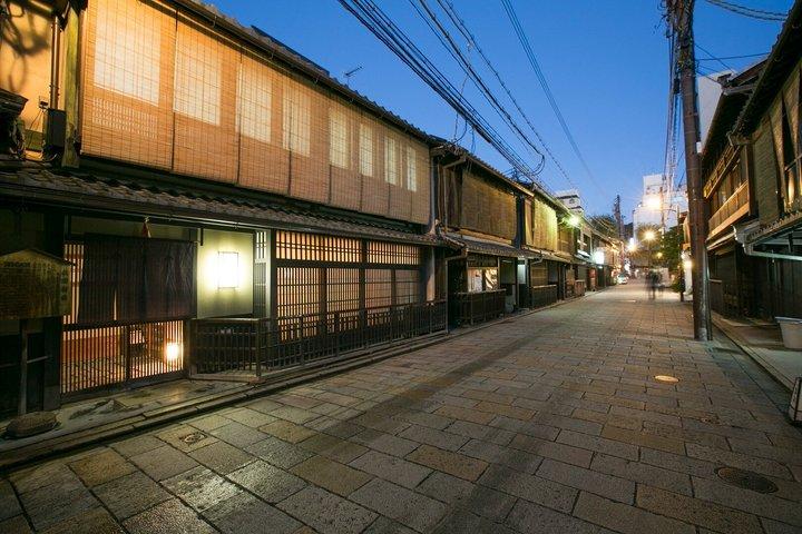 Kyoto Gion Night Tour: Experience Japan's Traditional Culture