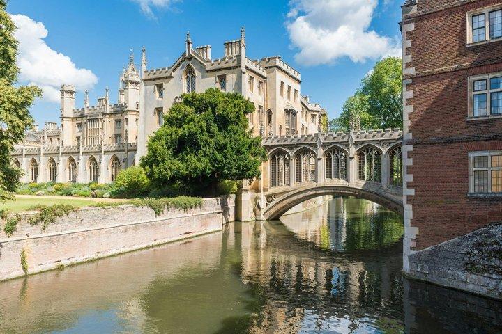 Cambridge Scavenger Hunt & Highlights Self-Guided Walking Tour