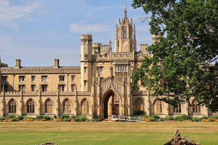 Cambridge Scavenger Hunt & Highlights Self-Guided Walking Tour
