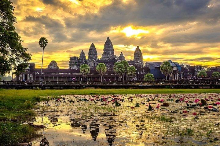 Small tour: Angkor Wat, Bayon And Ta Prohm Small Group